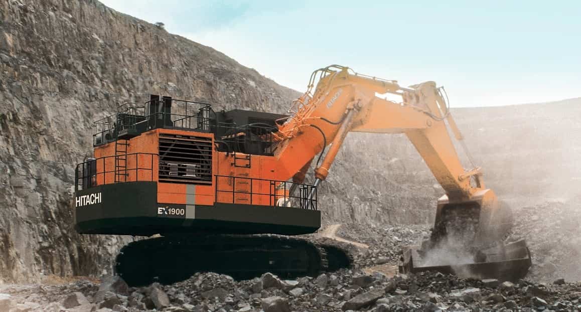 هيتاشي EX1900 – 6 تساعد في حفر 30 متراً مكعباً من الرمال والأحجار الصلبة من ميناء قطر الجديد في ظل ظروف عمل صعبة